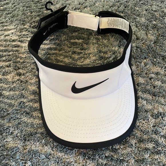 BNWT Nike Aerobill - Picture 1 of 2
